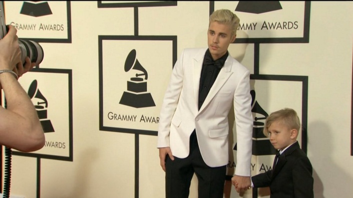 Justin Bieber Teaches His Little Bro Jaxon How to Pose on the Red Carpet_tentionfree.com