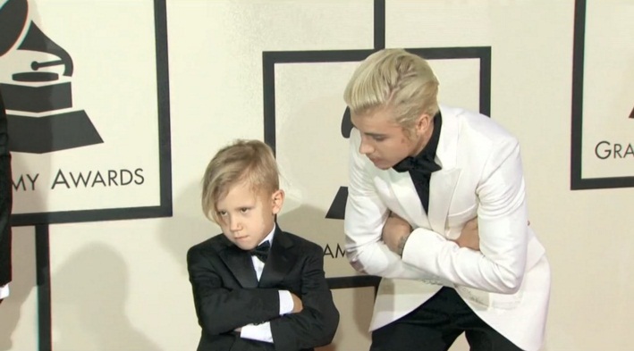 Justin Bieber Teaches His Little Bro Jaxon How to Pose on the Red Carpet_tentionfree.com